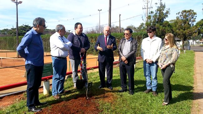 Presidente do TJPR participa do tradicional plantio de cerejeira em Maringá 
